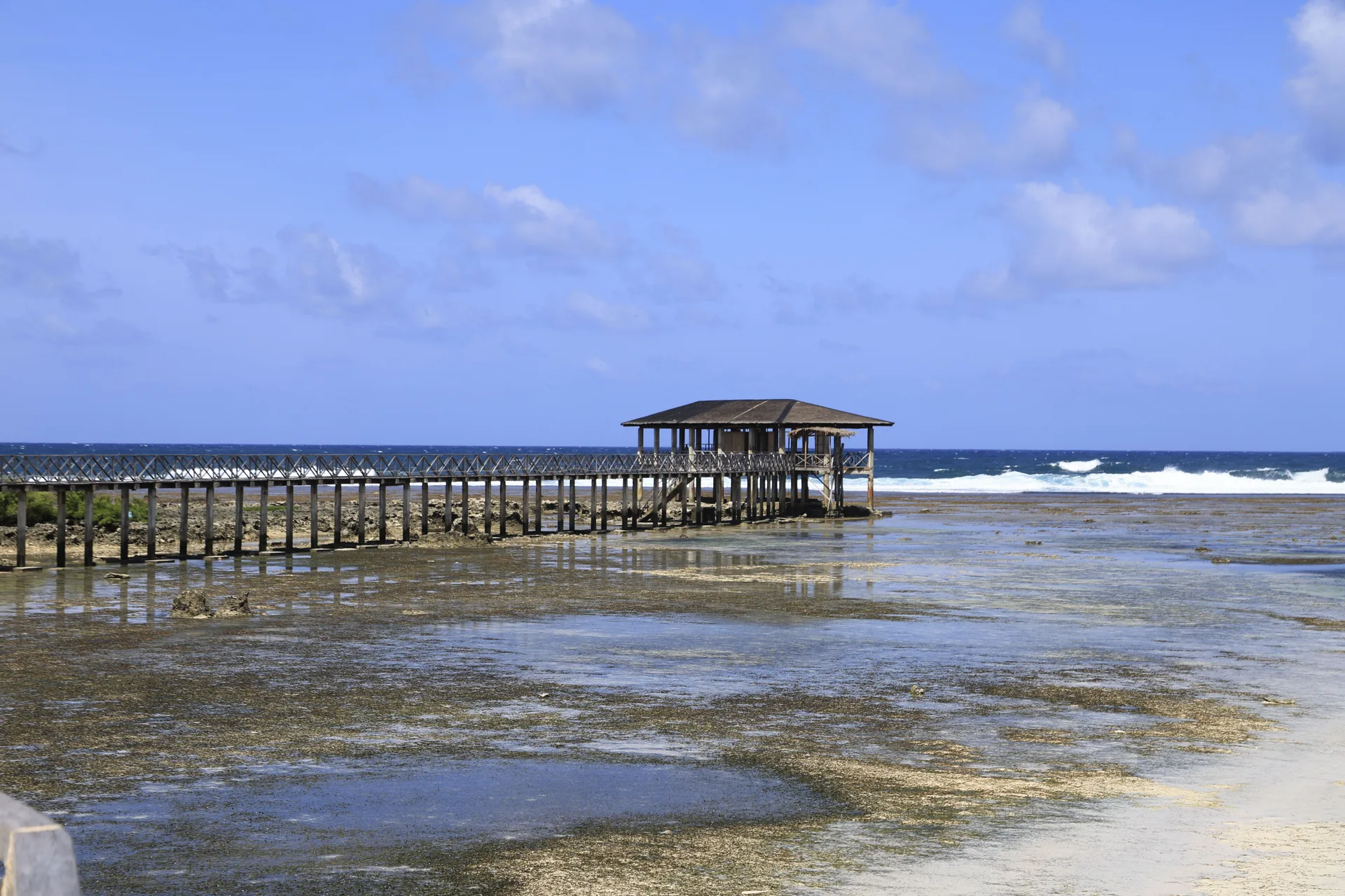 Cloud 9 viewing deck above the surf